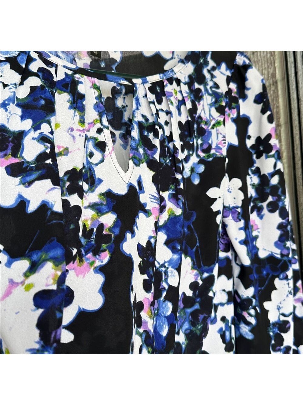 Express Women's Floral Blouse - Blue, Black, and White - Picture 4 of 7